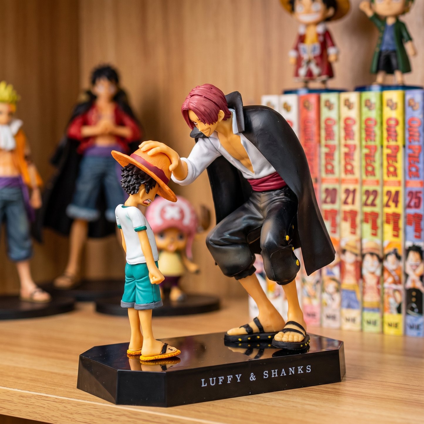 Figura Shanks One Piece en estantería de coleccionista